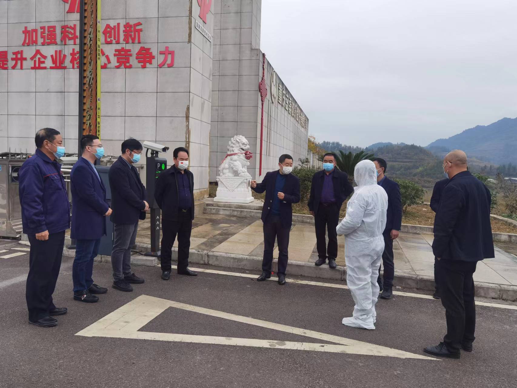 黔江高新区主要领导走访调研三磊玻纤，督导疫情防控工作